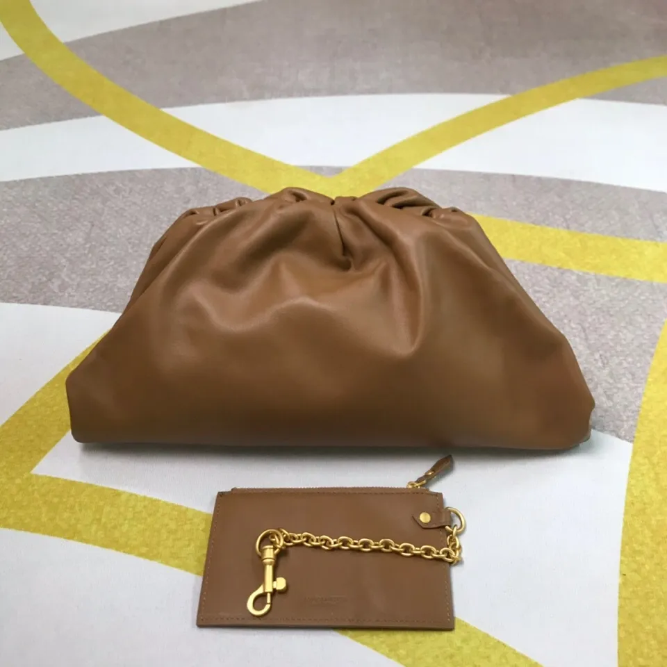 Batch 1660 Bottega Veneta cloud bag ☁️POUCH series Original plain calfskin, super low-key and attractive, soft and casual. Major internet celebrity bloggers are crazy about calling it fashionable and classy, ​​lazy and intellectual. Large size: 38x20x8.5cm (large cloud plain) caramel color